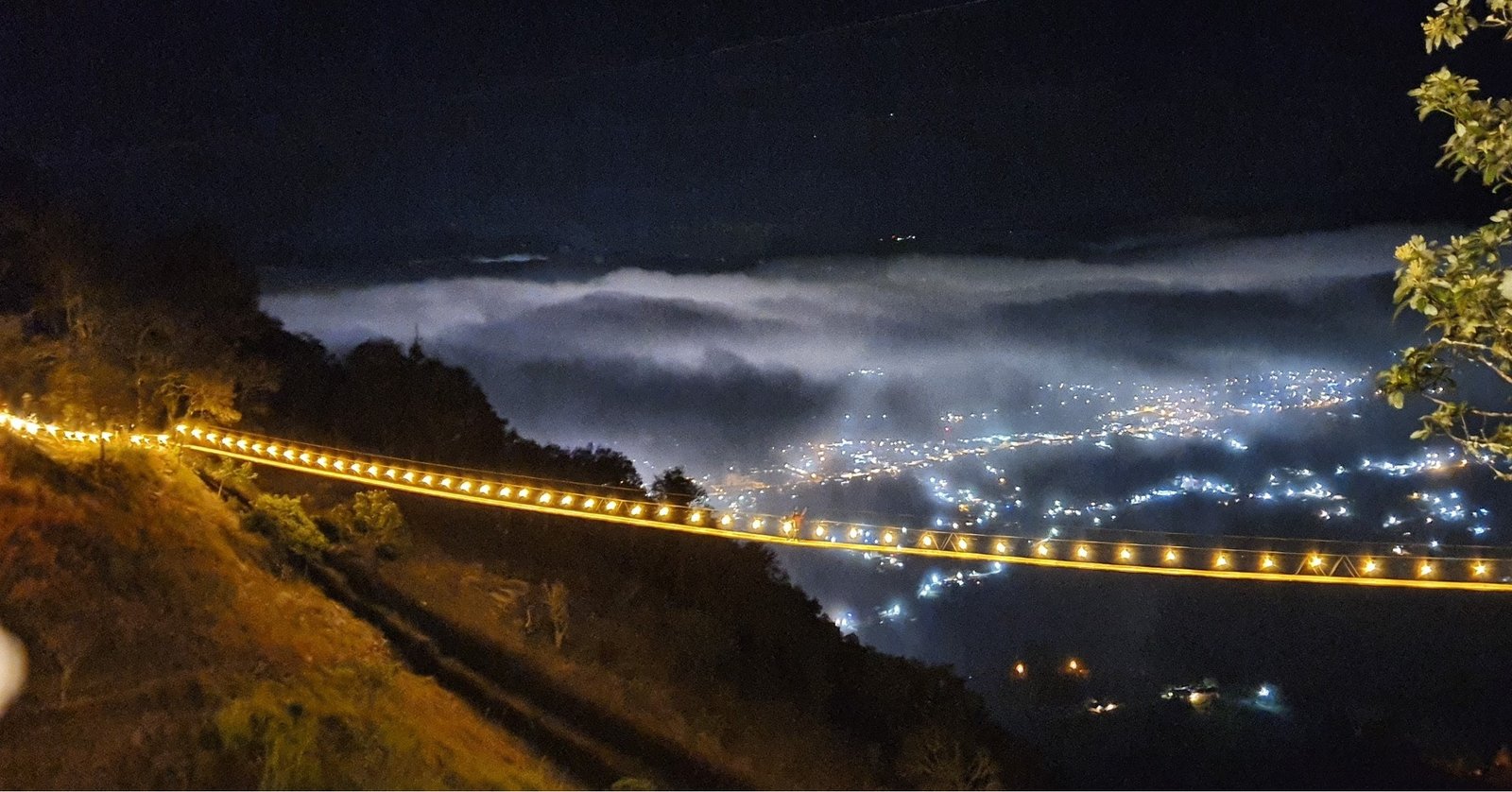 puente tibetano de tlatlauquitepec iluminado por navidad