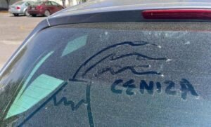 Ceniza del Popocatépetl cubre autos y viviendas diariamente