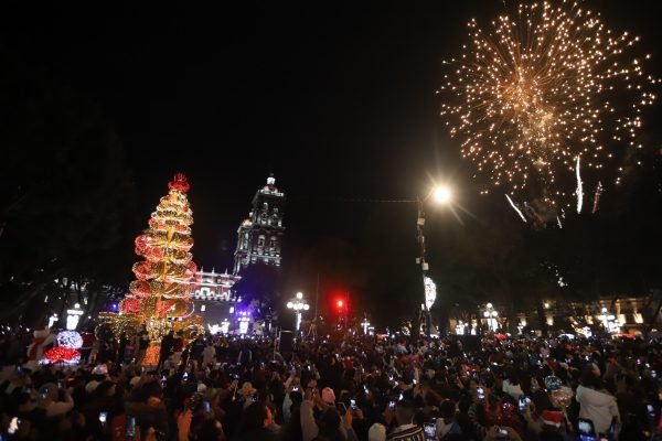 Arbol de Navidad en el zocalo de Puebla