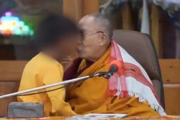 El Dalai Lama orilló al menor para que le diera un beso y encima lo quiso obligar a chupar su lengua. | Foto: captura de pantalla