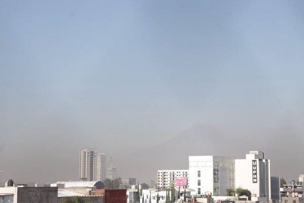 El Popocatépetl mantiene actividad constante y emisión de ceniza