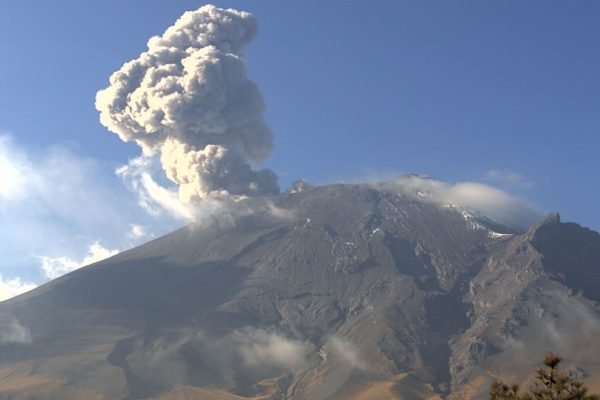 El Popocatépetl mantiene actividad constante. Foto: Cenapred